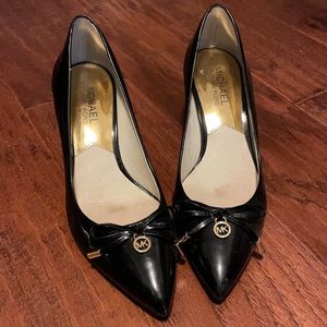 Michael Kors low heel in black